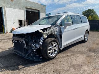 2020 Chrysler Pacifica 35th Anniversary Touring L - Exterior Front Left Corner Image